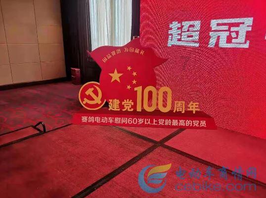 云南景洪:男童不慎跌落10米深通风井,消防员索降救援